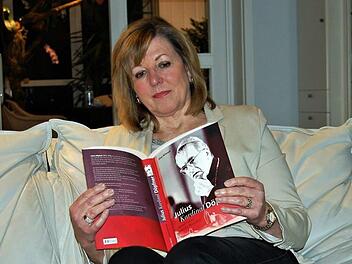 Endlich mehr Zeit zum Lesen: Christa Deuchert (66) blättert in einer Biografie über Julius Kardinal Döpfner. Sigismund von Dobschütz