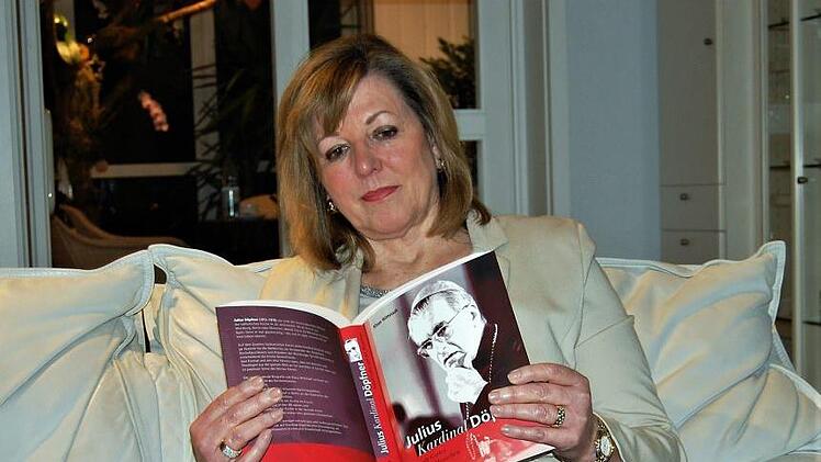 Endlich mehr Zeit zum Lesen: Christa Deuchert (66) blättert in einer Biografie über Julius Kardinal Döpfner. Sigismund von Dobschütz