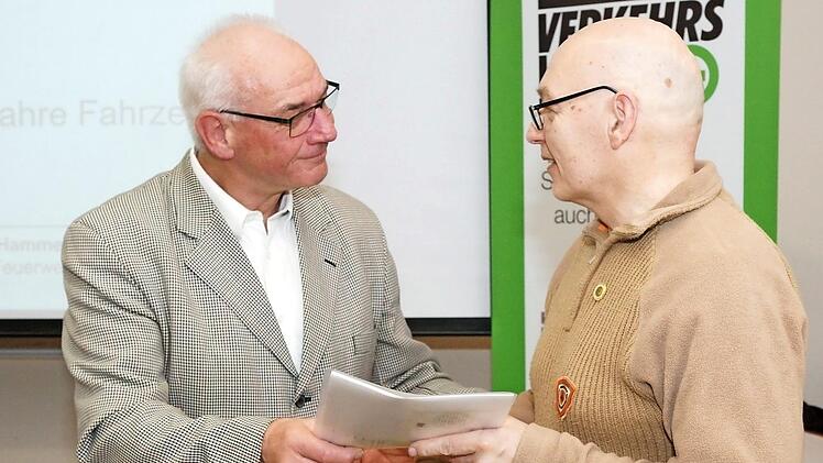 Vorsitzender Karlheinz Franz zeichnet Dieter Schlager für 40 Jahre unfallfreies Fahren aus. Fotos: Arkadius Guzy