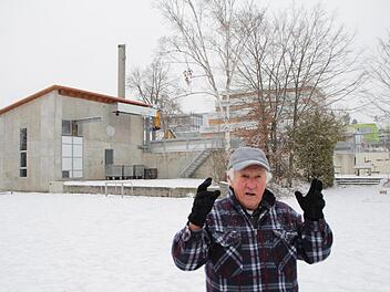 Hans Krautblatter auf dem ehemaligen Hartplatz, auf dem die Stadt Wohnungen bauen will. Er ist mit dem Kompromiss zufrieden. Foto: Andreas Dorsch