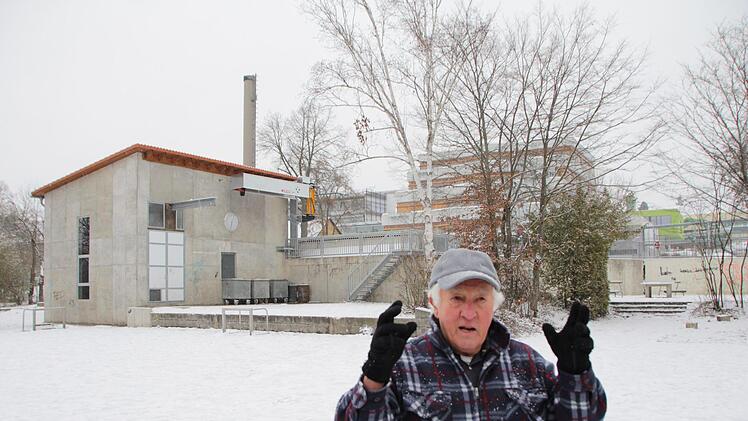 Hans Krautblatter auf dem ehemaligen Hartplatz, auf dem die Stadt Wohnungen bauen will. Er ist mit dem Kompromiss zufrieden. Foto: Andreas Dorsch