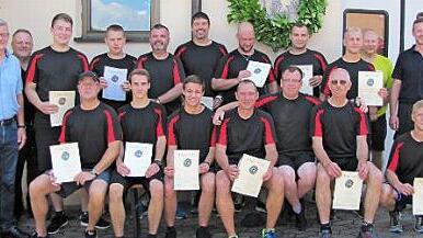 B&uuml;rgermeister M&ouml;hrlein (l.) mit den erfolgreichen Teilnehmern Foto: p