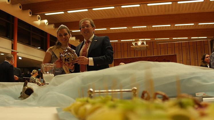 Karpfenk&ouml;nigin Svenja I. und Hans Herold er&ouml;ffneten das Karpfen-Buffet.