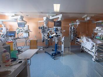 Zwei positiv getestete Corona-Patienten liegen in einem isoliertem Intensivbett-Zimmer. Die Vergütung für ihre Behandlung deckt nicht die Kosten. Peter Kneffel, dpa