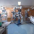 Zwei positiv getestete Corona-Patienten liegen in einem isoliertem Intensivbett-Zimmer. Die Vergütung für ihre Behandlung deckt nicht die Kosten. Peter Kneffel, dpa