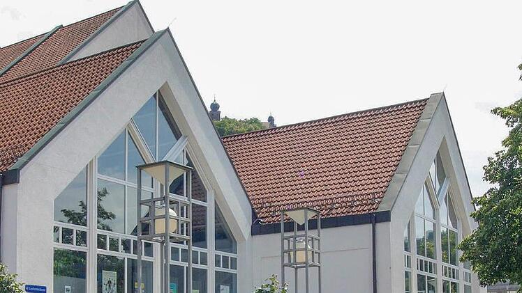 Bei der Haushaltsdebatte im Kulmbacher Stadtrat, der in Corona-Zeiten in der Stadthalle tagt, wurden am Donnerstag scharfe, aber auch versöhnliche Töne angeschlagen. Foto: Archiv