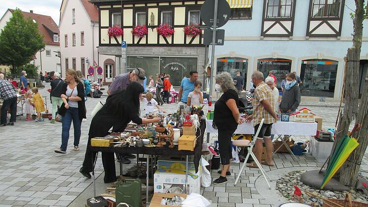 An Besuchern mangelte es dem Altstadt-Flohmarkt mit Hamma Damma eigentlich nicht. Jedoch blieben zahlreiche Standplätze leer.