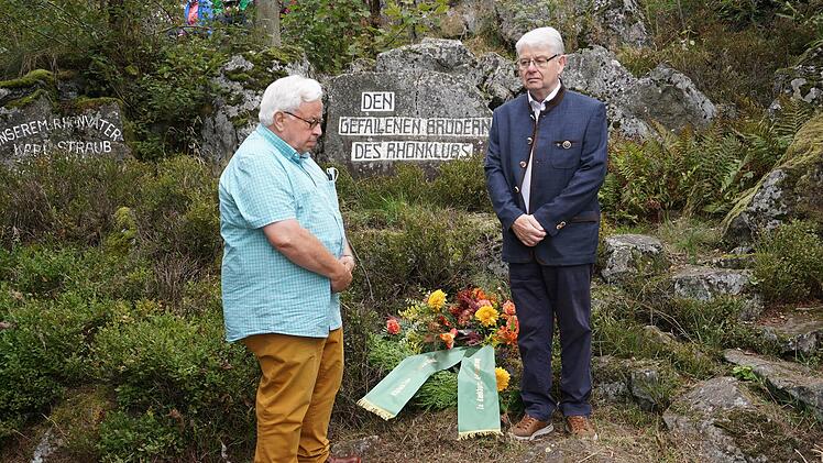 Totenehrung im Rahmen der Heidelsteinfeier des Rhönklubs. Das Bild zeigt  (links) den Rhönklub-Präsidenten Jürgen Reinhardt und den Vizepräsidenten  Bernd Günder. Foto: Marion Eckert