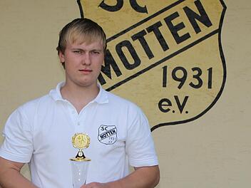 Unser Archivbild zeigt Kilian Herbert, damals noch in Diensten der SC Motten/Kothen. 2013 gewann er mit 38 Treffern den Torschützen-Pokal der Saale-Zeitung. Jetzt kehrt er von der SG Oberzell/Züntersbach zurück nach Motten. Foto: Sebastian Vogt/Ar...