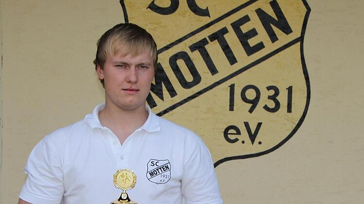 Unser Archivbild zeigt Kilian Herbert, damals noch in Diensten der SC Motten/Kothen. 2013 gewann er mit 38 Treffern den Torschützen-Pokal der Saale-Zeitung. Jetzt kehrt er von der SG Oberzell/Züntersbach zurück nach Motten. Foto: Sebastian Vogt/Ar...