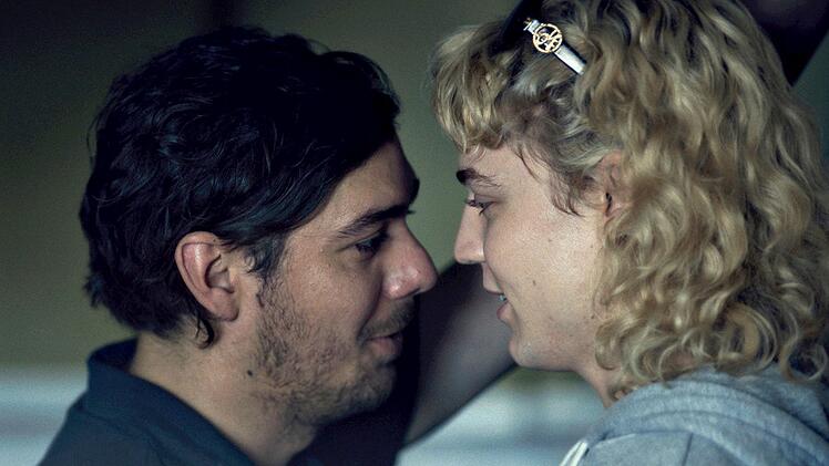 Ermittler Robert (Timocin Ziegler) braucht Leni (Thea Ehre) als Lockvogel, um an einen Großdealer heranzukommen.