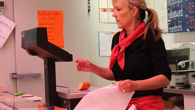 Katrin Bönisch bedient an gewohnter Stelle die Stammkunden.   Fotos: Borst