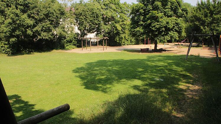 Die Grünen und die Freien Wähler in Forchheim wehren sich dagegen, dass auf dieser Wiese in der Käsröthe der Siemens-Kindergarten gebaut wird. Foto: Roepert