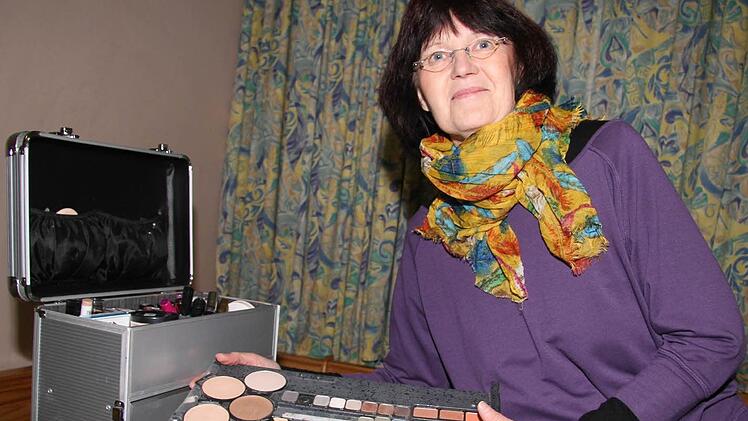 Waltraud Kellermann kam durch ihre eigene Tochter zum Fasching und hat das Schminken von ihrer Vorgängerin Elfriede Dittwar gelernt.