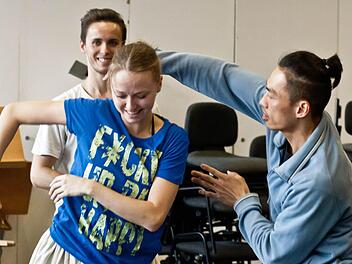 Mariusz Czochrowski, Niko Ilias König, Takashi Yamamoto, Chih-Lin Chan und Emily Downs (von links) proben eine Choreografie von Po-Sheng Yeh. Unter dem Titel "First Steps - Soul'd out" feiern neun choreografische Miniaturen am Samstag Premiere in der Coburger Reithalle.  Fotos: Jochen Berger