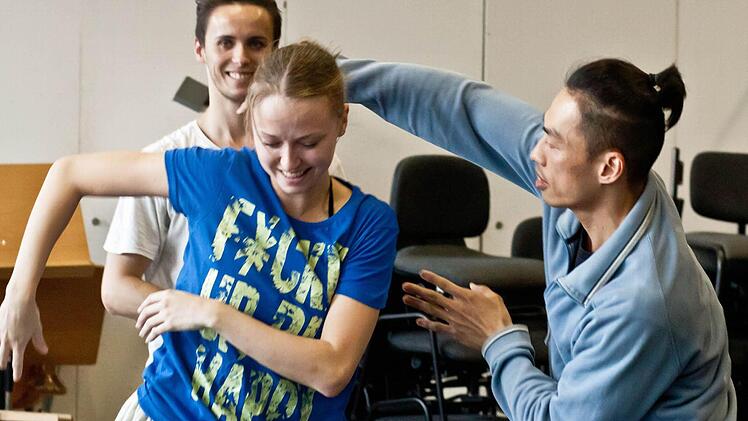 Mariusz Czochrowski, Niko Ilias König, Takashi Yamamoto, Chih-Lin Chan und Emily Downs (von links) proben eine Choreografie von Po-Sheng Yeh. Unter dem Titel "First Steps - Soul'd out" feiern neun choreografische Miniaturen am Samstag Premiere in der Coburger Reithalle.  Fotos: Jochen Berger