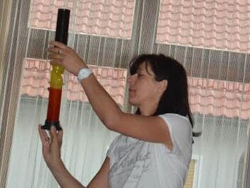 Die Präventionsbeamtin Karin Brandl zeigt einen Bong. Meist werden daraus Cannabis oder andere Drogen geraucht. Foto: Hofmann