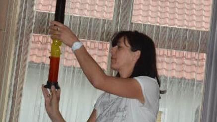 Die Präventionsbeamtin Karin Brandl zeigt einen Bong. Meist werden daraus Cannabis oder andere Drogen geraucht. Foto: Hofmann