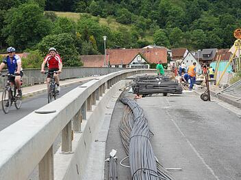 Nur noch einspurig geht es derzeit über die Saale. Fotos: Arkadius Guzy