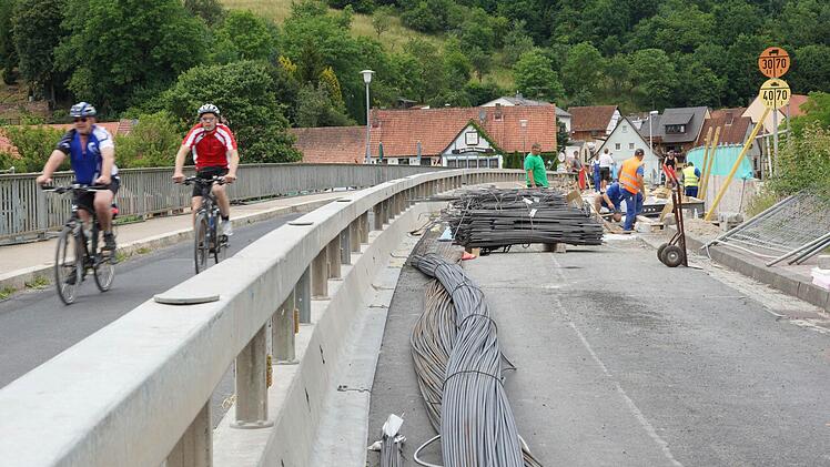 Nur noch einspurig geht es derzeit über die Saale. Fotos: Arkadius Guzy