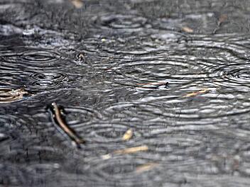 Bis zum Abend soll es am Mittwoch in der Region noch ergiebig regnen.  Foto: dpa