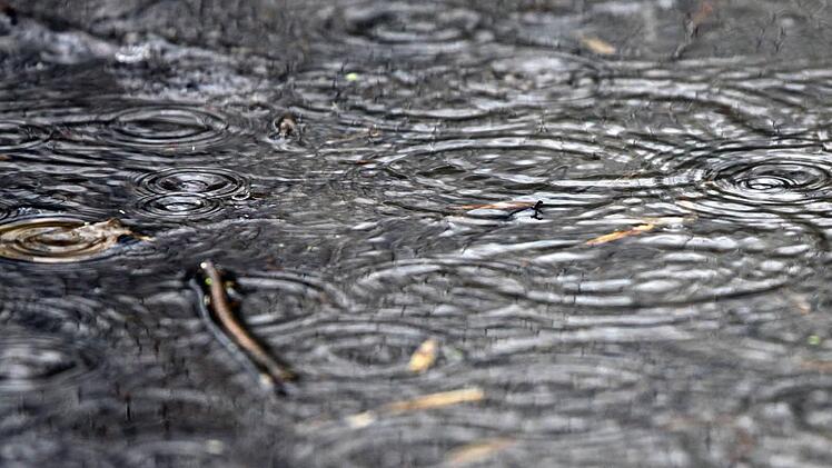 Bis zum Abend soll es am Mittwoch in der Region noch ergiebig regnen.  Foto: dpa