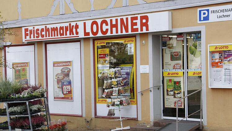 In diesen Laden wurde in der Nacht zum Donnerstag eingebrochen; die aufgehebelte Eingangstüre ist bereits wieder repariert. Foto: Josef Hofbauer