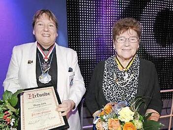Diana Zink (links) und Agnes Elisabetha Fried wurden für besondere Verdienste für das närrische Wesen geehrt.  Foto: Roland Meister