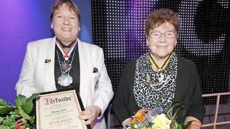 Diana Zink (links) und Agnes Elisabetha Fried wurden für besondere Verdienste für das närrische Wesen geehrt.  Foto: Roland Meister