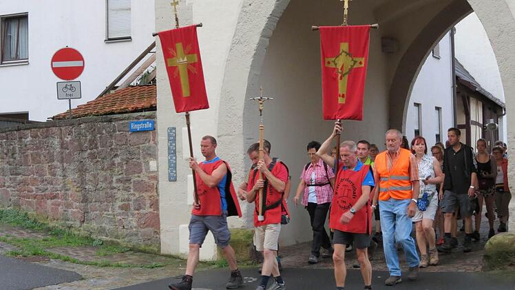 Durchzug durch das Torhaus am Aufbruchstag in Euerdorf. Foto: Doris Bauer
