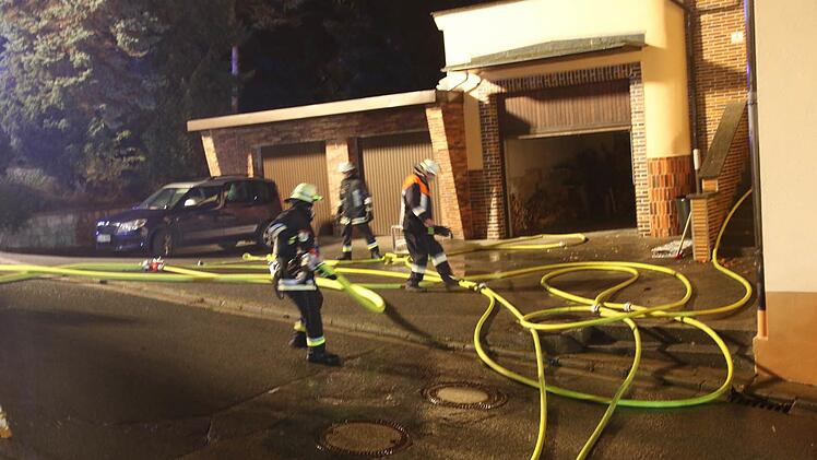 In Grub am Forst (Landkreis Coburg) brannte in der Nacht auf Montag ein Mehrfamilienhaus. Foto: Michael Stelzner