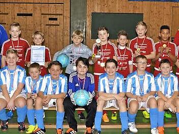 Sieger bei der Hallenkreismeisterschaft der E-Jugend wurde der FC Coburg (rote Trikots) vor der SG Ebern. Mit im Bild die Betreuer Frank Schmul und Dietmar Fischer (beide Ebern von links), G&uuml;nther Weidlich (FC Coburg) sowie Kreisjugendleiter Michael Deuerling. Foto: Herbert Kalb