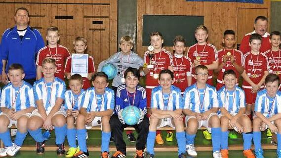 Sieger bei der Hallenkreismeisterschaft der E-Jugend wurde der FC Coburg (rote Trikots) vor der SG Ebern. Mit im Bild die Betreuer Frank Schmul und Dietmar Fischer (beide Ebern von links), Günther Weidlich (FC Coburg) sowie Kreisjugendleiter Michael Deuerling. Foto: Herbert Kalb