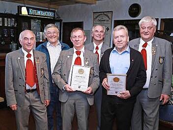 Rudi Arnold, Peter Schmitt, Bernhard Mager, Ludwig Ebenhack, Ulrich Wiesheier und Willi Müller (v. l.) beim Dorfabend Foto: Franz Galster