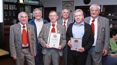 Rudi Arnold, Peter Schmitt, Bernhard Mager, Ludwig Ebenhack, Ulrich Wiesheier und Willi Müller (v. l.) beim Dorfabend Foto: Franz Galster