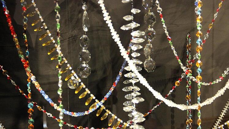 Knöpfe, Schmuck und viel mehr Kunstvolles wurde einst in Weidenberg aus Glas gefertigt. Foto: Katharina Müller-Sanke