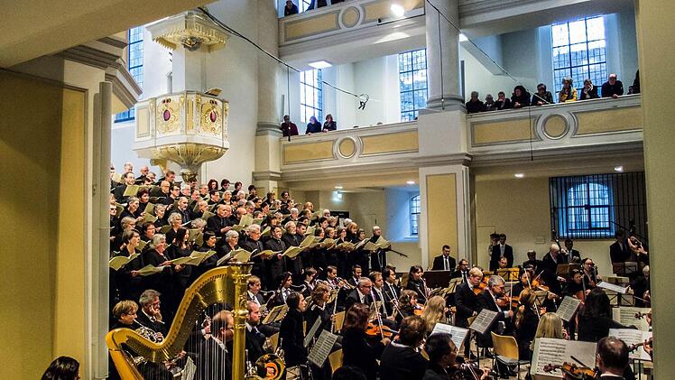 Ein beeindruckendes Konzert zum Totensonntag gestaltete der Coburger Bachchor unter Peter Stenglein in der Morizkirche. Foto: Jochen Berger