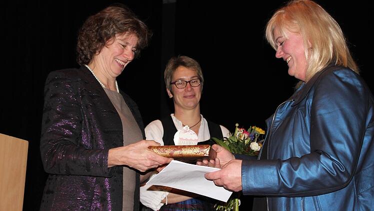 Kreisbäuerin Rosa Zehnter (li.) und ihre Stellvertreterin Marina Herr überreichten der mittelfränkischen Bezirksbäuerin Christine Reitelshöfer ein Geschenk. Foto: Veronika Schadeck