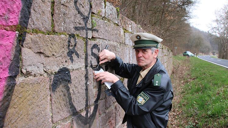 Polizist Peter Kähne sichert Spuren. Foto: Ralf Ruppert