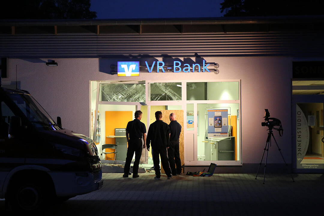 Unfall in Bayreuth: Auto kracht in Bank