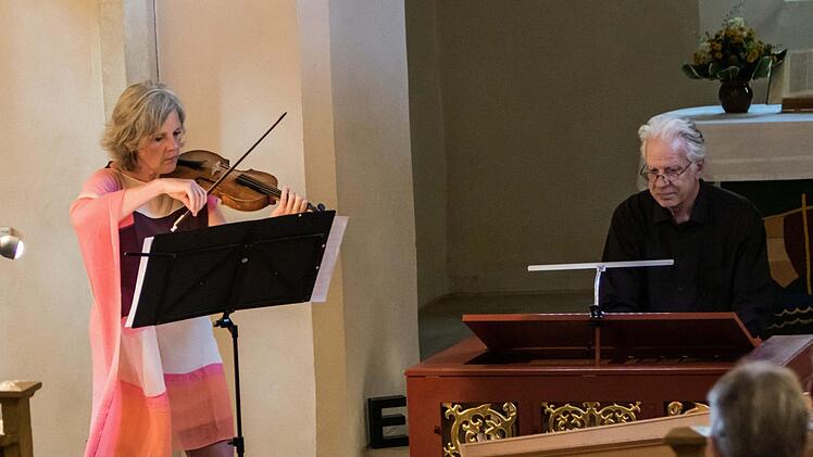 Veronika Skuplik und Christoph Lehmann zogen das Publikum mit ihrer feinsinnigen Musikalität in Bann. Foto: Jochen Berger