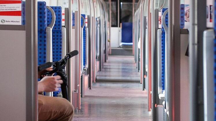 In Düsseldorf (Nordrhein-Westfalen) hat sich ein 16-Jähriger in der S-Bahn entblößt. Der junge Mann belästigte damit eine junge Frau. Nun hat er ein Strafverfahren am Hals. Symbolbild: pixabay.com / stux