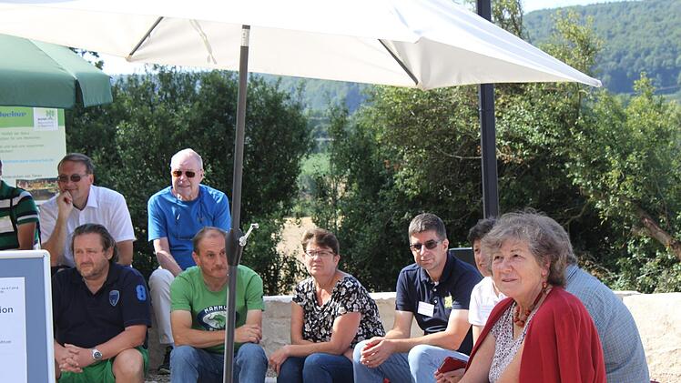 Die neue Sitzmöglichkeit wird getestet. Foto: Carmen Schwind