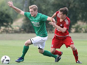 Der Baunacher Fabian Götz (links) und der Staffelbacher Lukas Schels jagen dem Ball hinterher. Fotos: sportpress
