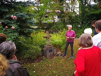 Sabine Scheuble und Hans Petsch erz&auml;hlten den Teilnehmern von der Entstehung des Novizengartens und wussten auch einige Anekdoten. Foto: Kilian D&uuml;ring