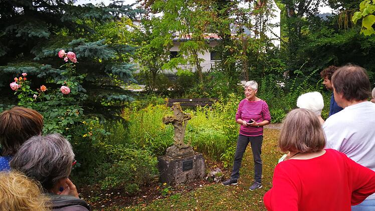 Sabine Scheuble und Hans Petsch erz&auml;hlten den Teilnehmern von der Entstehung des Novizengartens und wussten auch einige Anekdoten. Foto: Kilian D&uuml;ring
