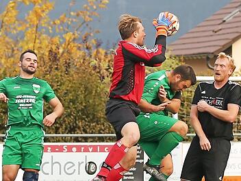 Der Ludwigsstadter Keeper Aaron Sieber zieht durch und holt sich den Ball vor dem Stockheimer Angreifer Michael Hanke. Foto: Heinrich Weiß