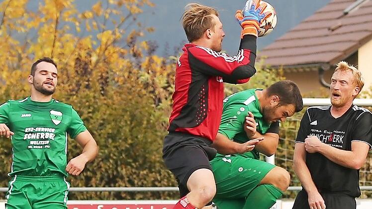 Der Ludwigsstadter Keeper Aaron Sieber zieht durch und holt sich den Ball vor dem Stockheimer Angreifer Michael Hanke. Foto: Heinrich Weiß