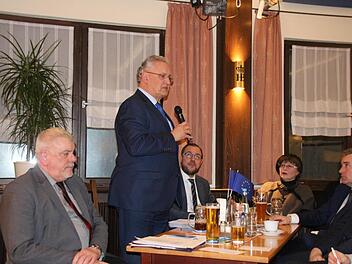 Bayerns Innenminister Joachim Herrmann beim Bürgerdialog des Europe-Direct-Zentrums. Links sitzend Oberbürgermeister Nobert Tessmer, rechts Landrat Sebastian Straubel. Foto: Simone Bastian