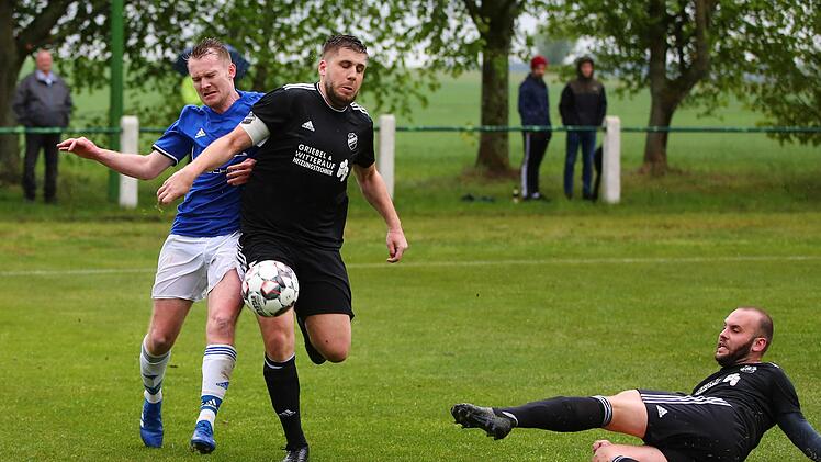 Noch vor Keeper Matthias Schneider kommt sein Abwehrspieler Michael Massak an den Ball und klärt bei einem Frohnlacher Eckball.